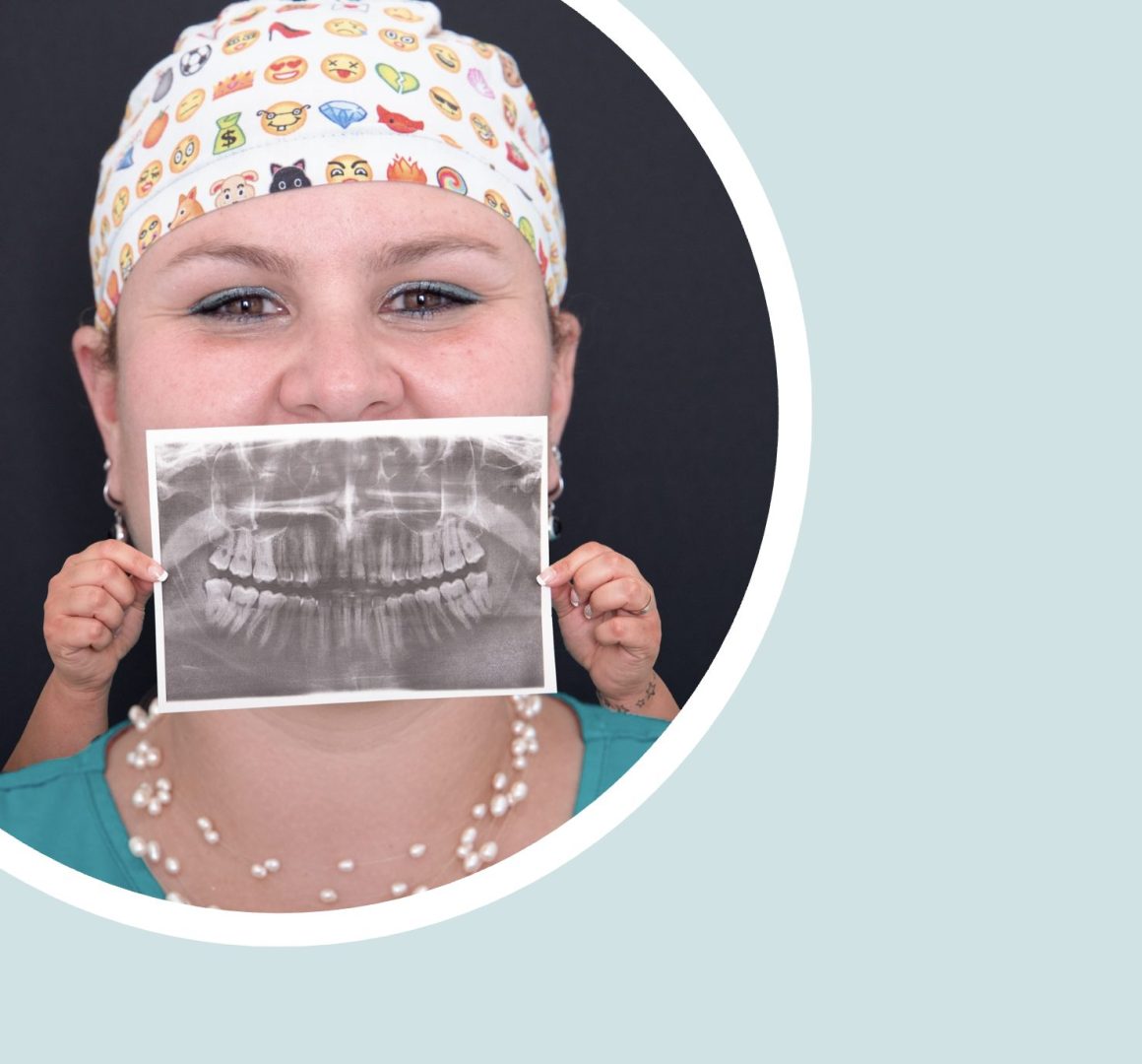 Un vrai visage avec une radio des dents supperposé